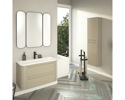 Světlá koupelna s umyvadlem, zrcadlovou skříňkou a vysokou skříňkou