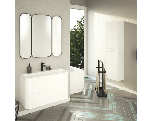 Koupelna se skříňkou pod umyvadlo, zrcadlem, držákem na ručníky a vysokou skříní ve světlém provedení