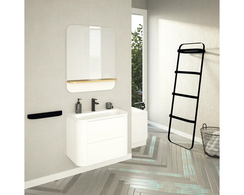 Koupelna s umyvadlem, zrcadlem, držákem na ručníky, regálem žebříku a košem na prádlo ve světlé místnosti.