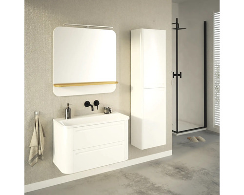 Koupelna s umyvadlovou skříňkou, zrcadlem, vysokou skříňkou a sprchou