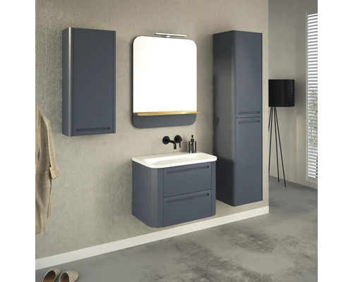 Koupelna s umyvadlem, zrcadlovou skříňkou, vysokou skříňkou a příslušenstvím