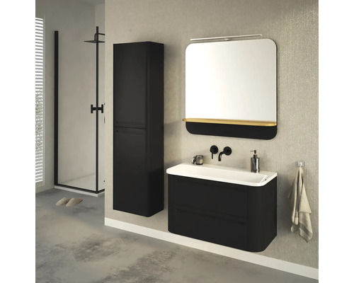 Moderní koupelna s černou skříňkou pod umyvadlo, zrcadlovou skříňkou a vysokou skříňkou