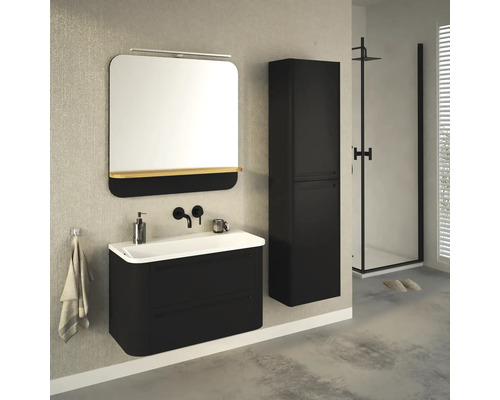 Koupelna s umyvadlovou skříňkou, zrcadlem, vysokou skříní a sprchovým koutem