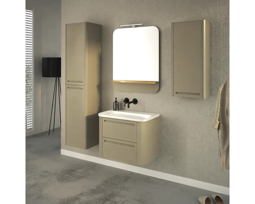 Koupelna s umyvadlem, zrcadlovou skříňkou, závěsnou skříňkou a vysokou skříňkou pro moderní design koupelny.