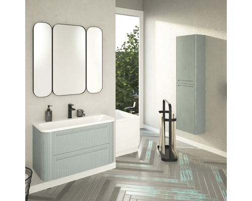 Koupelna s umyvadlem, zrcadlem, vysokou skříní a držákem na ručníky