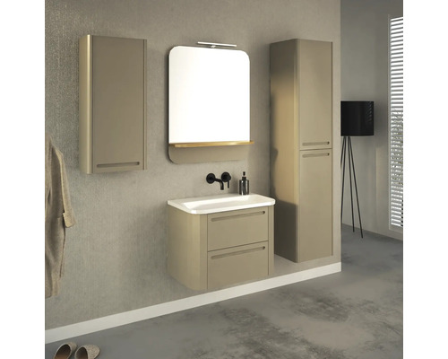 Koupelna s umyvadlovou skříňkou, zrcadlovou skříňkou a vysokou skříňkou pro uspořádané a světlé prostředí