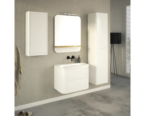 Koupelna s umyvadlovou skříňkou, zrcadlovou skříňkou, zrcadlovou plochou a vysokou skříňkou