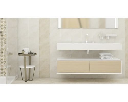 Moderní koupelna s umyvadlem, zrcadlem, stoličkou a ručníky