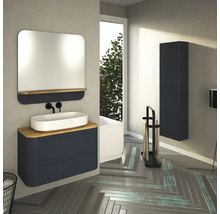 Moderní koupelna s umyvadlem, zrcadlem, vysokou skříňkou a držákem na ručníky