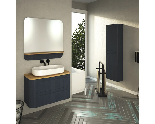 Moderní koupelna s umyvadlem, zrcadlem, vysokou skříňkou a držákem na ručníky