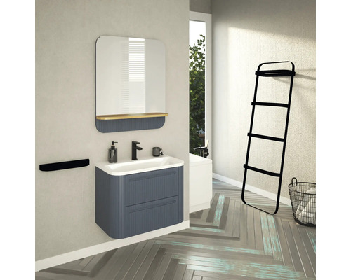 Moderní koupelna s umyvadlovou skříňkou, zrcadlem, držákem na ručníky a žebříkovým regálem