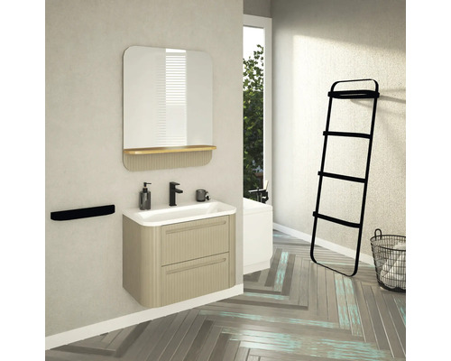 Koupelna s umyvadlovou skříňkou, zrcadlem, držákem na ručníky a žebříkovým regálem