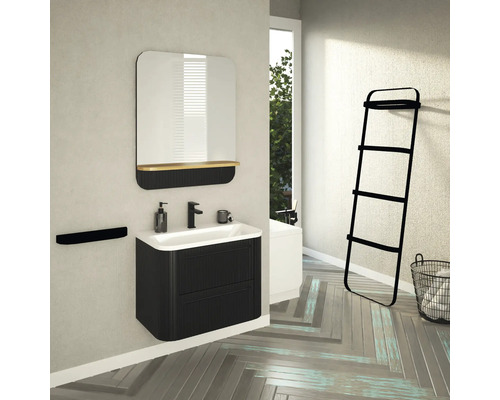 Moderní koupelna s umyvadlem, zrcadlem a žebříkem na ručníky