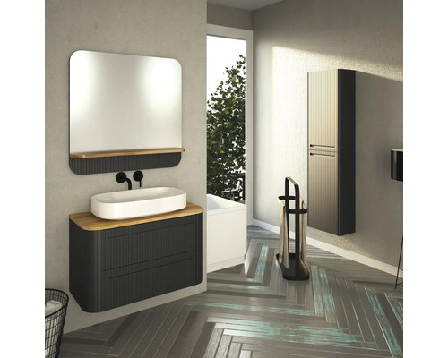 Koupelna s umyvadlem, zrcadlem, vysokou skříní a držákem na ručníky