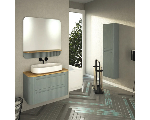 Moderní koupelna s umyvadlem, zrcadlem, vysokou skříní a stojanem na ručníky