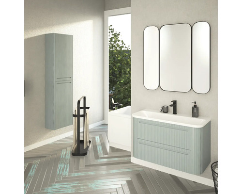 Koupelna s umyvadlovou skříňkou, zrcadlovou skříňkou, vysokou skříňkou a držákem na ručníky