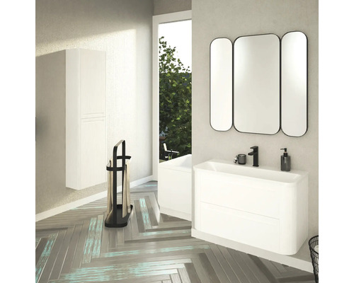 Koupelna s umyvadlovou skříňkou, zrcadlovou skříňkou a věšákem na ručníky