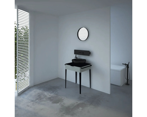 Světlá koupelna s oknem, umyvadlo s kulatým zrcadlem a vanou.