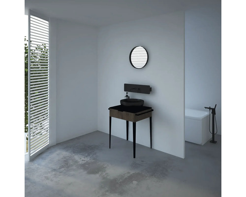 Světlá koupelna s umyvadlem, umyvadlovou mísou, zrcadlem a vanou