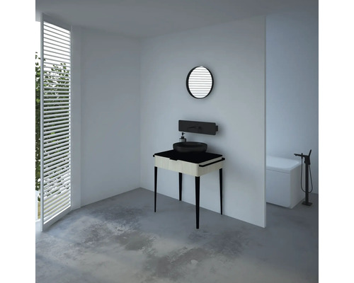 Koupelna s umyvadlem, zrcadlem, umyvadlem a vanou ve světlém, moderním vzhledu