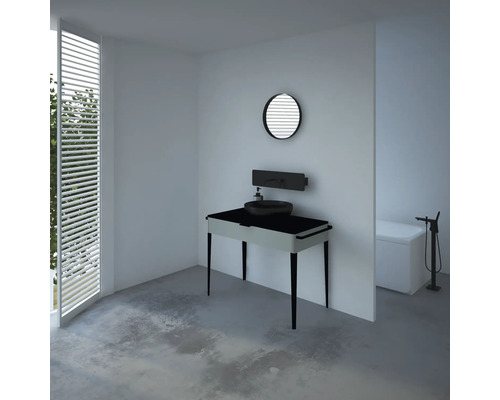 Světlá koupelna s umyvadlem, zrcadlem a vanou