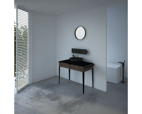 Světlá koupelna s umyvadlem, zrcadlem a vanou.