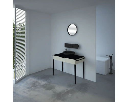 Koupelna se skříňkou s umyvadlem, zrcadlem a vanou ve světlém provedení