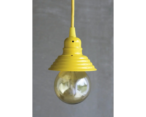 Žlutá závěsná lampa s stínítkem a žárovkou