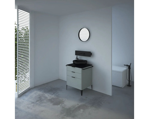 Světlá koupelna s umyvadlovou skříňkou, zrcadlem a vanou