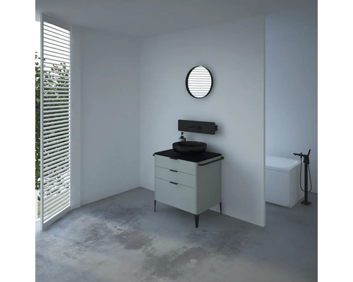 Moderní koupelna s umyvadlem, zrcadlem a vanou