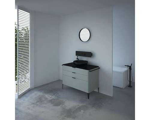 Světlá koupelna s umyvadlem, umyvadlovou mísou, zrcadlem a vanou