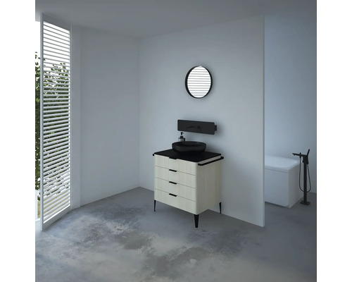 Koupelna s umyvadlovou skříňkou, umyvadlem na desku, zrcadlem a vanou