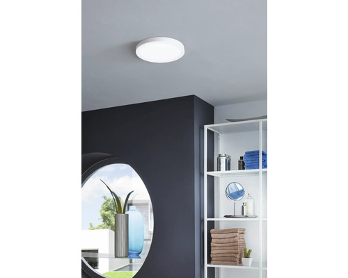 Stropní svítidlo v koupelně, s policemi a zrcadlem