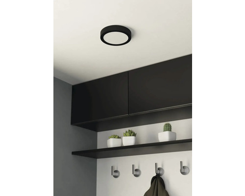 Ploché stropní svítidlo v chodbě s úložnými přihrádkami a věšákem