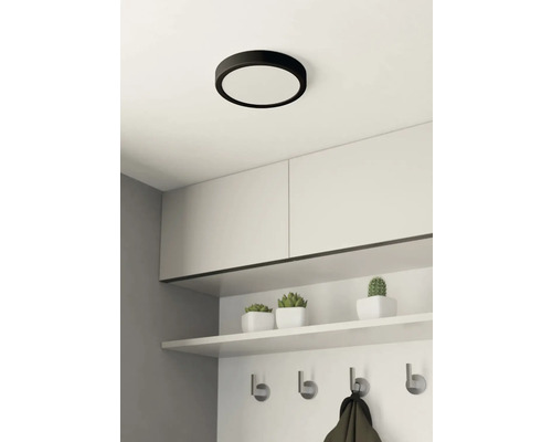 Kruhové stropní svítidlo nad šatnou s háčky a úložným prostorem