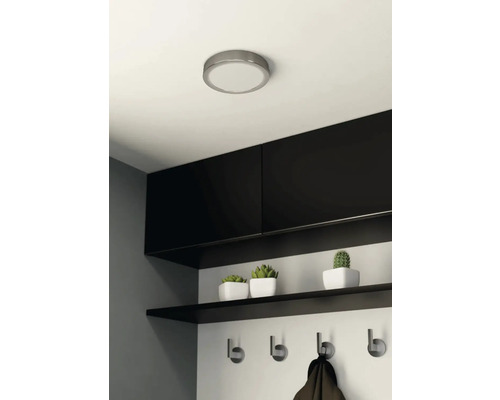 Stropní svítidlo v moderní chodbě s černými skříněmi a dekorací