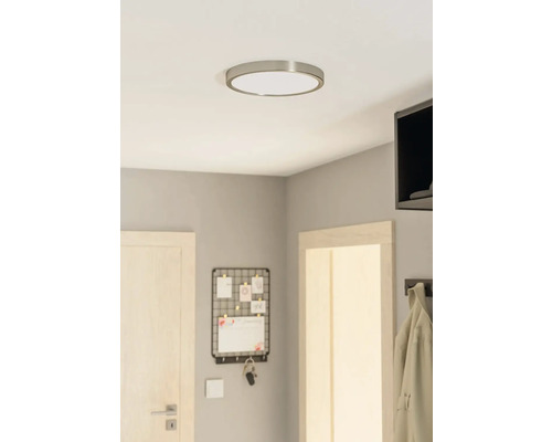 Kruhové stropní svítidlo v chodbě