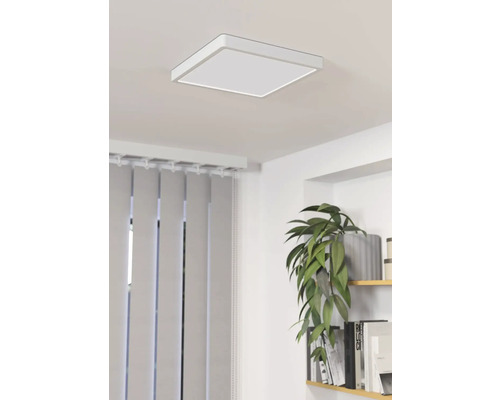 Čtvercové stropní svítidlo v moderním pokoji