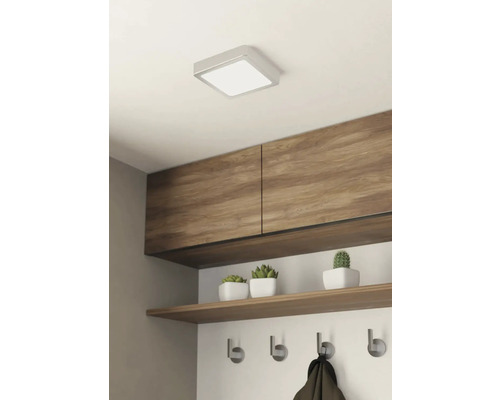 Čtvercové stropní svítidlo nad policemi a závěsným zařízením