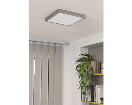 Čtvercové stropní svítidlo v obývacím pokoji