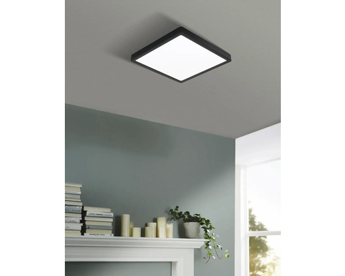 Čtvercové stropní svítidlo v obývacím pokoji