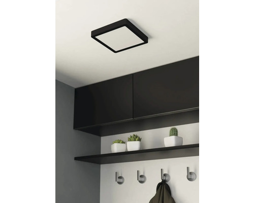 Stropní svítidlo se čtvercovým tvarem a moderní chodba s policemi a háčky na šaty