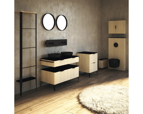 Světlá koupelna s umyvadlem, zrcadly, regálem, toaletou a huňatým kobercem