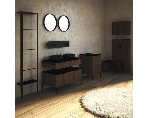 Moderní koupelna s umyvadlem, zrcadly, regálem a toaletou v tmavém dřevěném dekoru