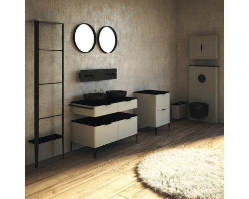 Vybavení koupelny s umyvadlem, zrcadly, regálem, skříňkou a toaletou ve světlém designu