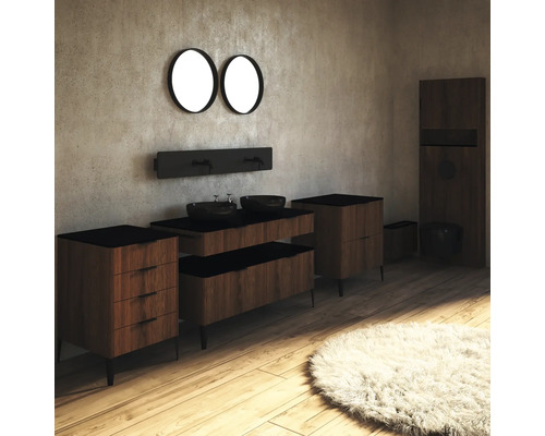 Interiér koupelny s umyvadlem, zrcadly a dřevěnými skříňkami