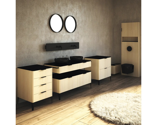 Koupelna s umyvadlem, zrcadly, stoličkou, WC a kobercem