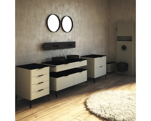 Koupelna s umyvadlem, zrcadly, spodní skříňkou, toaletou a kobercem