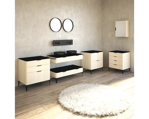 Interiér koupelny s umyvadly, zrcadly a kulatým kobercem