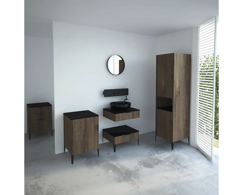 Koupelna s umyvadlem, zrcadlem, spodní skříňkou a vysokou skříňkou